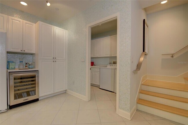 Building Photo - 505 Mandalay Ave