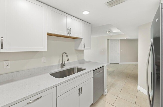 Building Photo - 1400 Crestwood Ct S