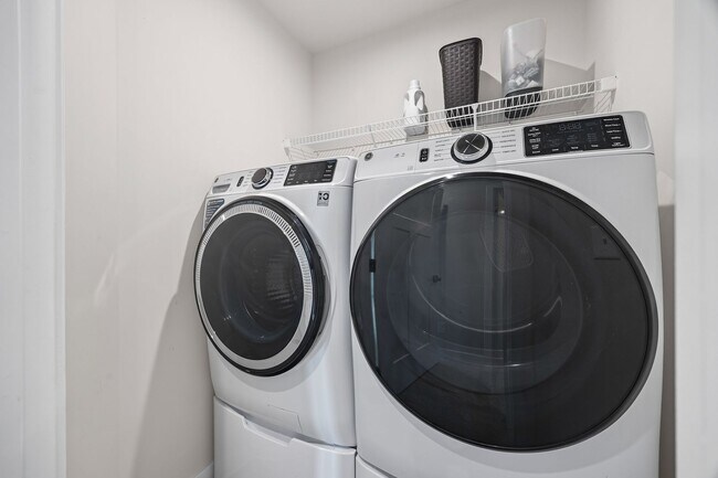 Building Photo - Like new 3-bed, 2.5 bath townhome in Cramerton Mills Parkway!