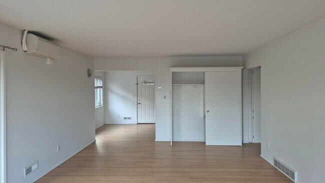 Building Photo - Amazing 2 Bedroom 1 Bath with View in NW P...