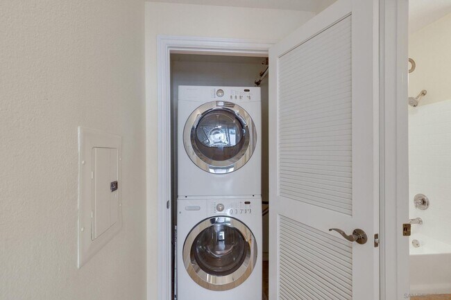 Building Photo - Beautiful 1 bedroom, 1 bath condo in La Jo...