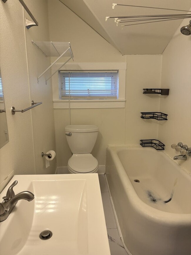 Building Photo - 526 E Eighth Street