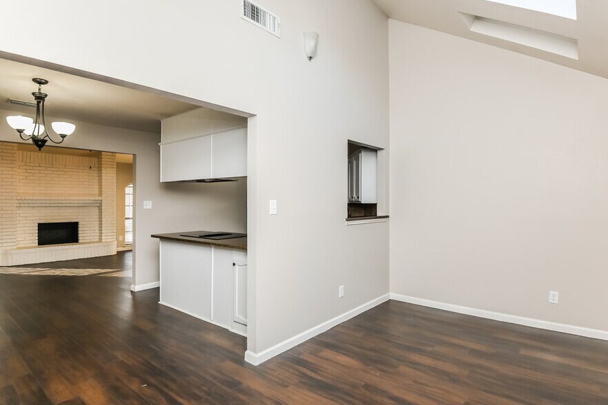 Building Photo - 1225 Cozby St W