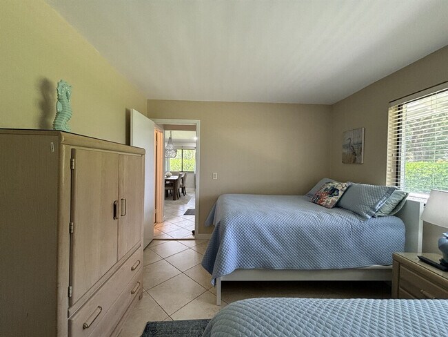 Building Photo - 216 Club Dr