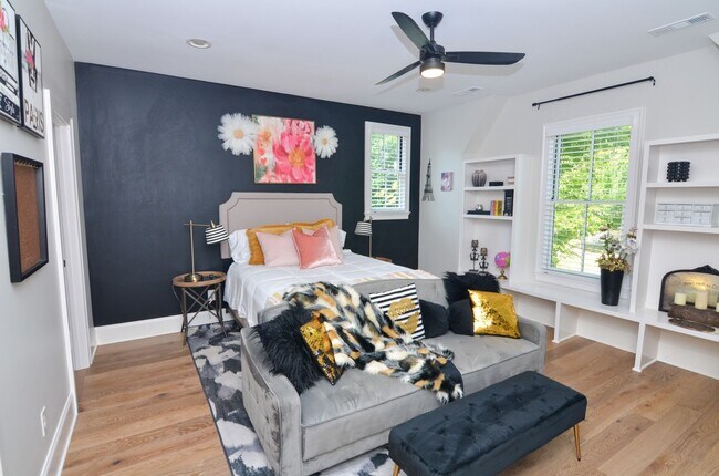 Building Photo - Fully Furnished in Downtown Franklin