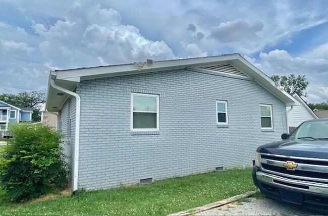 Building Photo - Super Clean 2 Bedrooms, 1 Bathroom Single ...