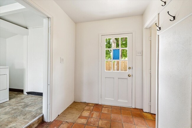 Building Photo - Charming 1-bedroom with office, 1-bathroom...