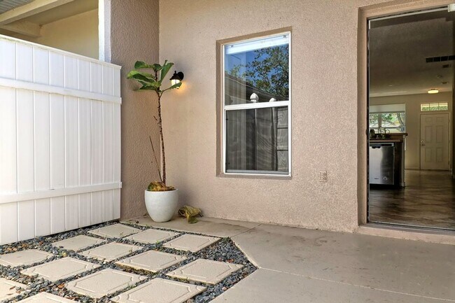 Building Photo - Avalon Park Townhome