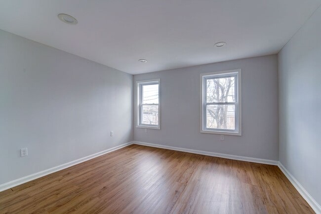 Building Photo - Beautifully Updated Townhome in Prime Loca...