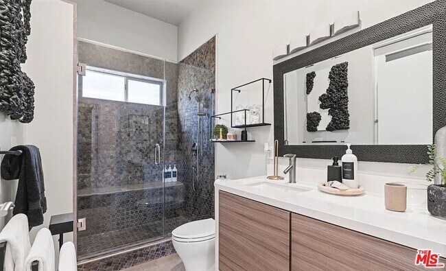 Building Photo - 615 6th Ave