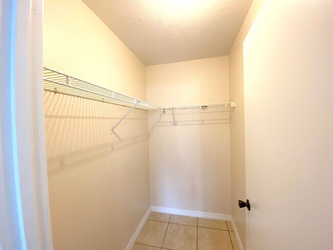 Building Photo - 2550 N Alafaya Trail