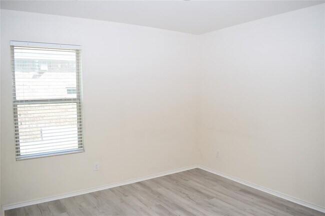 Building Photo - 2021 Pitkin Dr