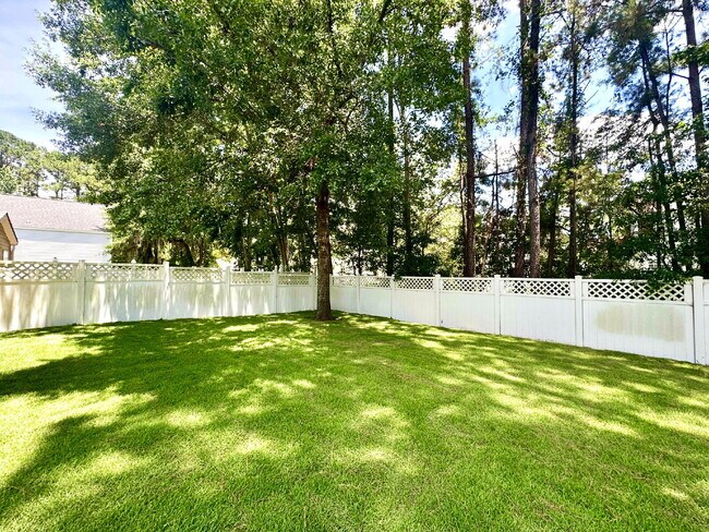 Building Photo - Four Bedroom Home with Private Fenced Back...