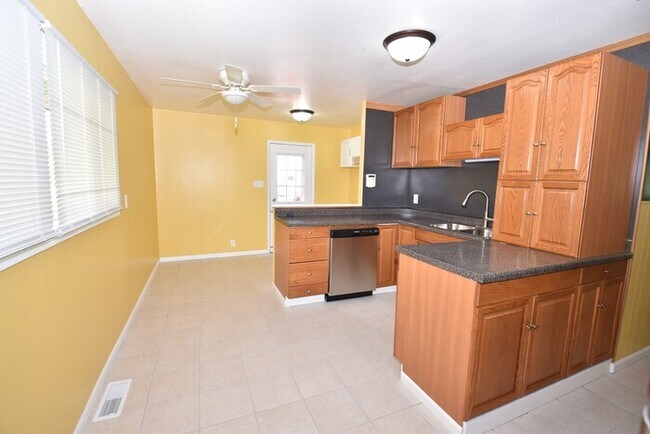 Building Photo - 3 bedroom 1 bath home in Edison Park