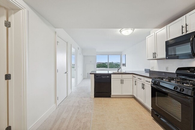 Building Photo - Concierge Building! Available Now! Electri...