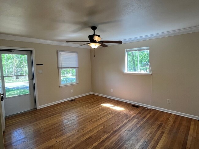 Building Photo - Spacious 3 Bed / 1 Bath home - Available i...