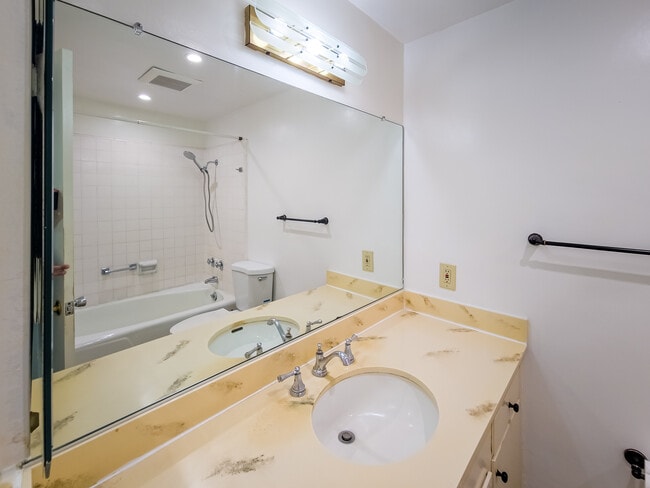 Building Photo - 215 N Kenwood St