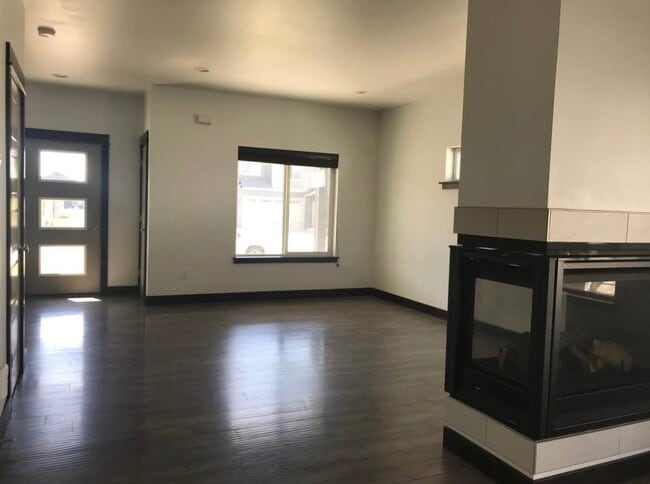 Building Photo - 1072 Rosa Way