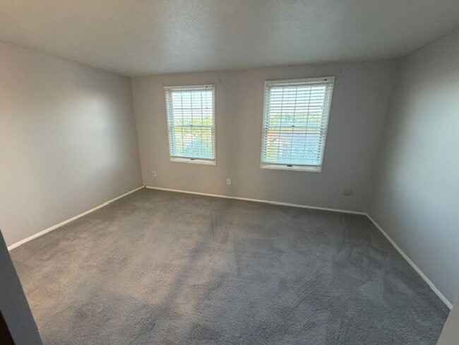 Building Photo - Beautiful Townhouse for Rent