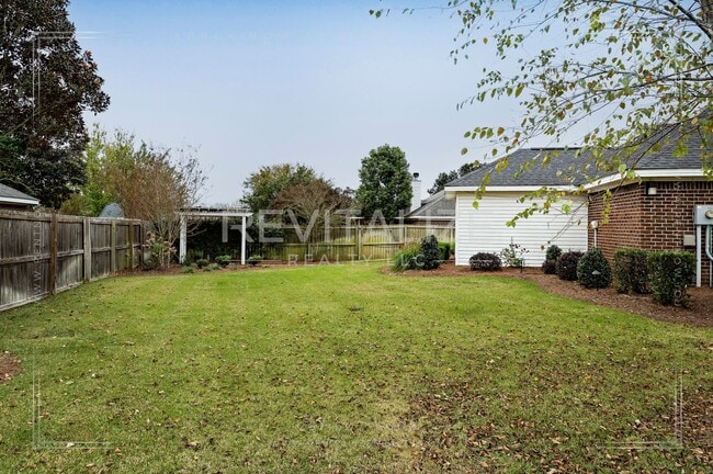 Building Photo - Gorgeous 3 Bed 2 Bath Brick Cottage on Corner Lot