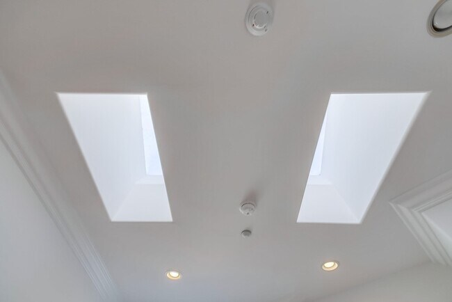 Building Photo - 1902 Marshallfield Ln