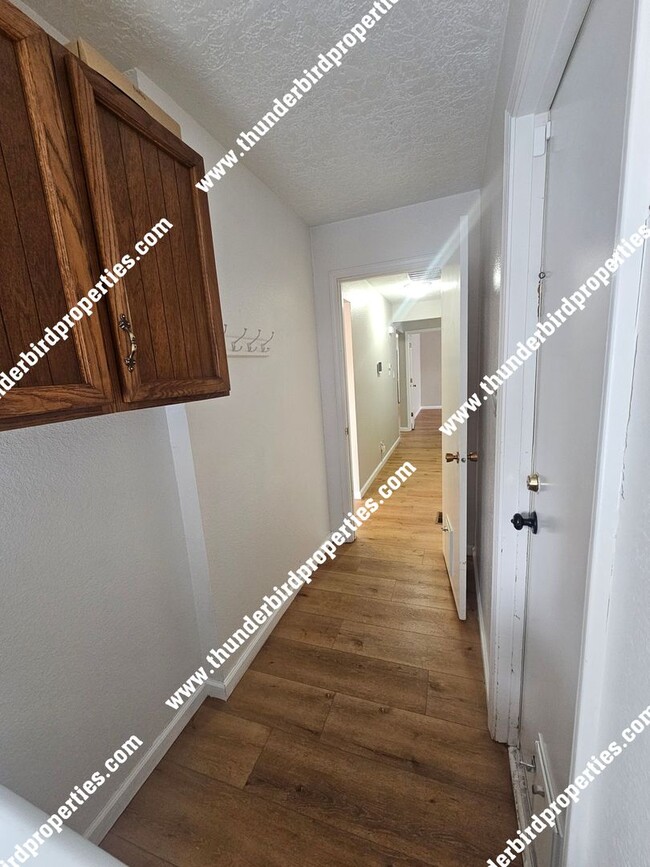 Building Photo - Great 3 bedroom with an office