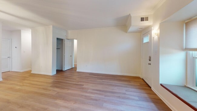 Building Photo - Rare Secluded Two Bedroom Arlington Townho...
