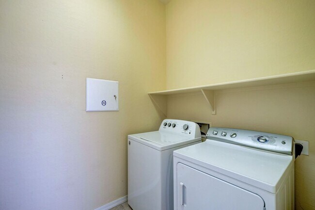 Building Photo - AVAILABLE NOW IN SHAMROCK ESTATES GILBERT!!!