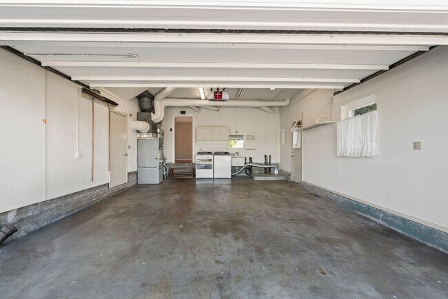 Building Photo - Single-Family Home Located in Peaceful Nei...