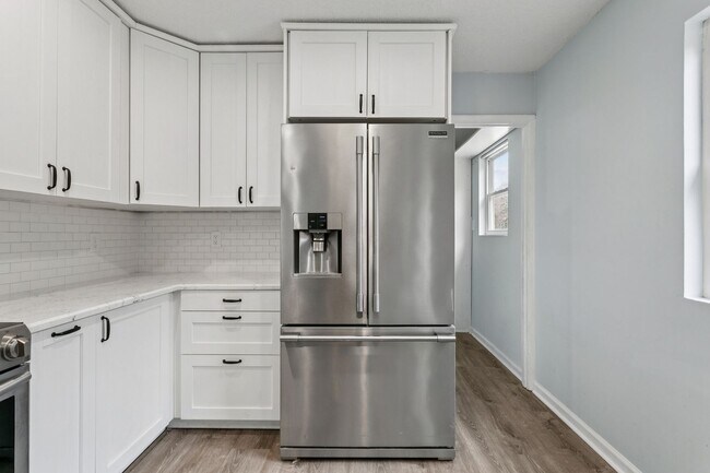 Building Photo - Updated Large Home with Private In-Law Suite Near Gloucester Main Street