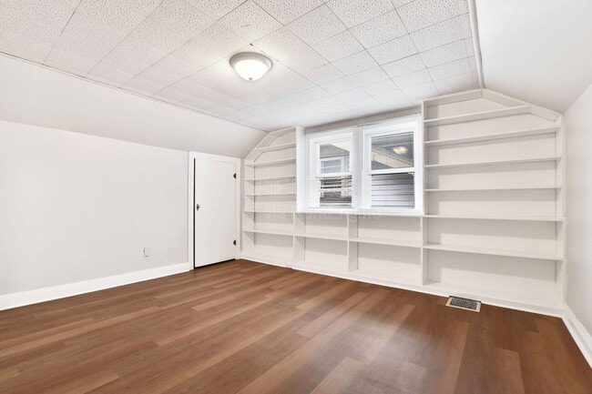 Building Photo - 221 S 41st St