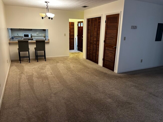 Building Photo - 250 S Villas Ct