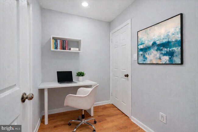 Building Photo - 1909 N Rhodes St