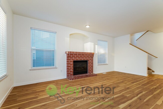 Building Photo - Kent Luxury Home with Double Primary Suite...