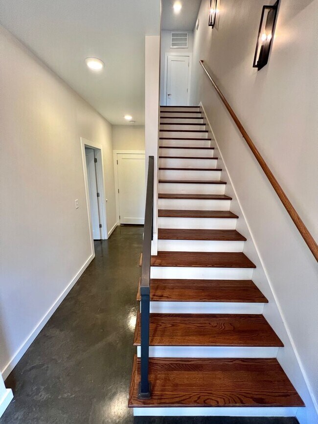 Building Photo - 3 bed/3 bath with Attached 2 Car Garage in East Nashville