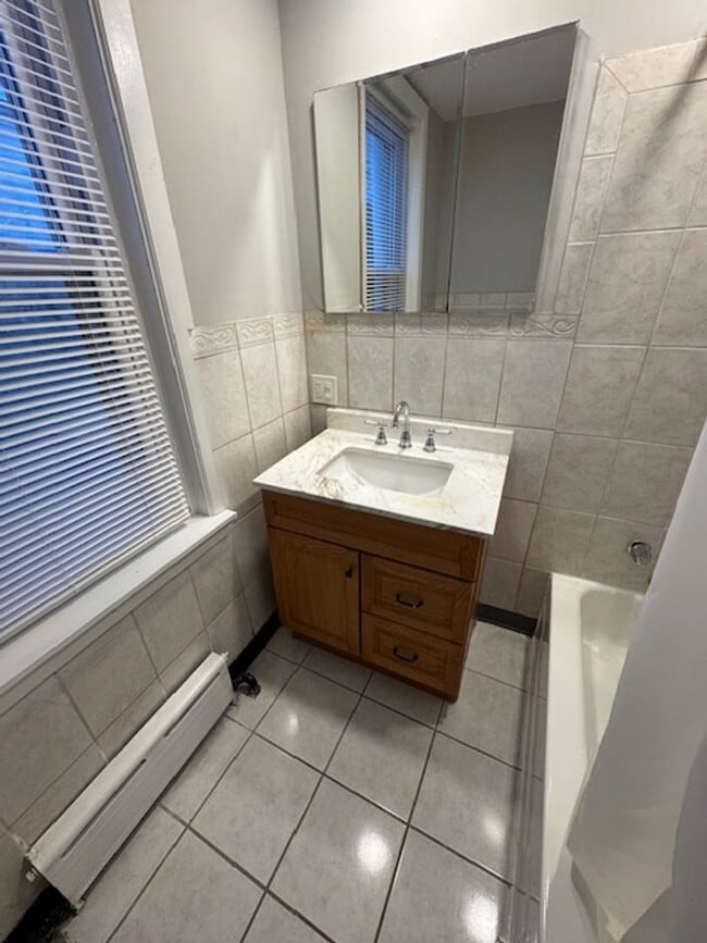 Building Photo - Looking for spacious house check this one ...