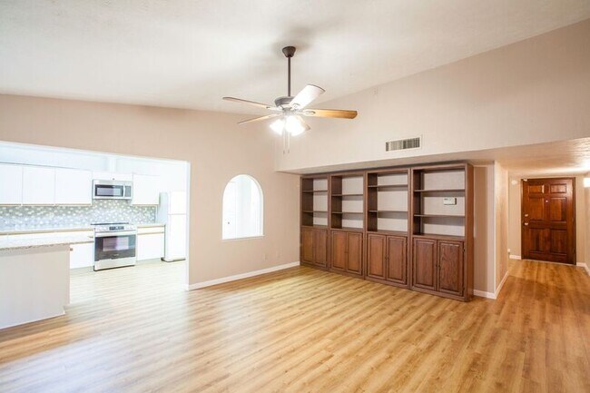 Building Photo - 921 Mossvine Dr