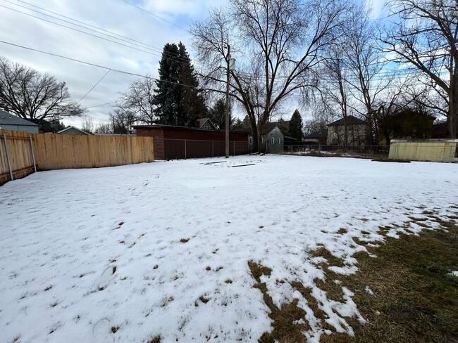 Building Photo - Newly Renovated 3 Bedroom 1 Bathroom Home ...