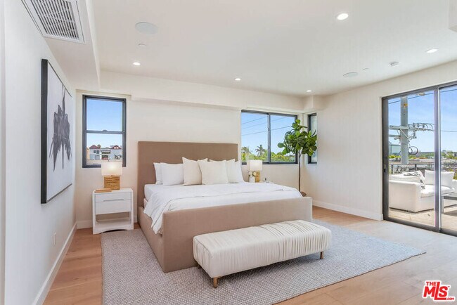 Building Photo - 1863 Barry Ave