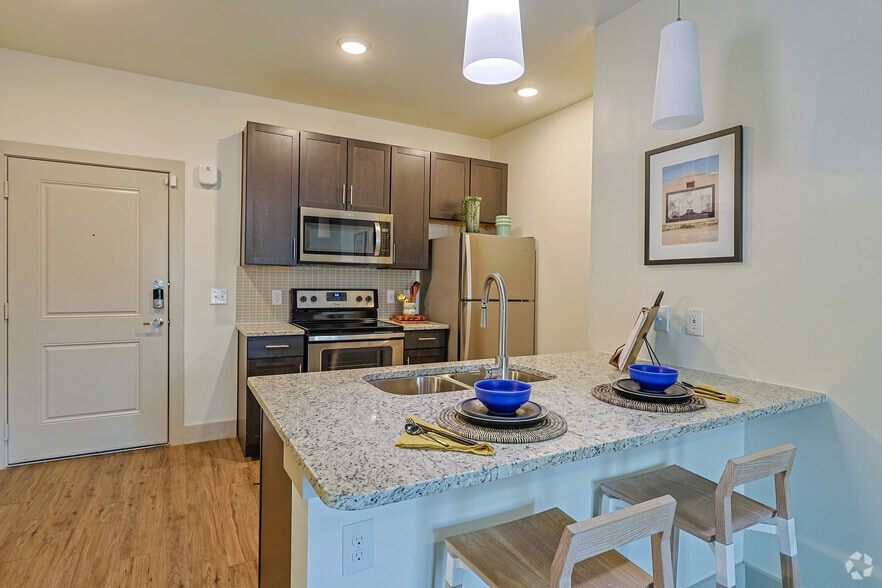 1BR, 1BA - 637SF - Kitchen - Lenox SoCo