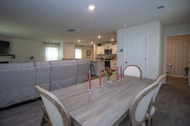 Building Photo - Stylish & Spacious Pet-Friendly Home in Bo...