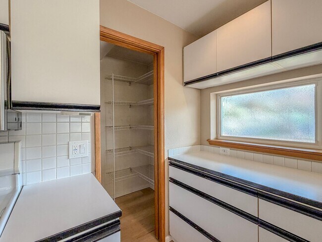 Building Photo - Quirky 1bd/1.5bth Loft Condo in West Queen Anne, $2,300/mo.