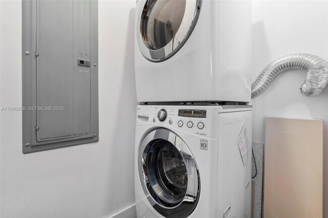 Building Photo - 16001 Collins Ave