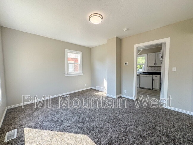 Building Photo - 524 8th St