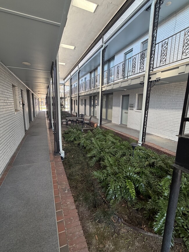 Building Photo - 2955 Ridgelake Dr