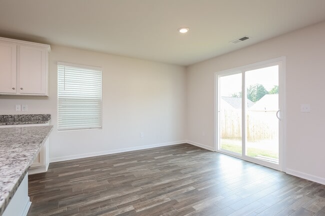Building Photo - 2131 Southlea Dr