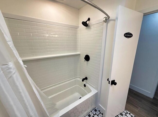 Building Photo - 5140 River Bluff Ln