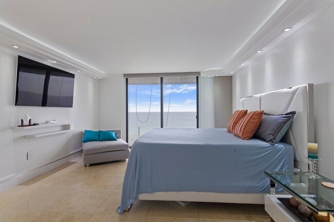 Building Photo - 6061 Collins Ave