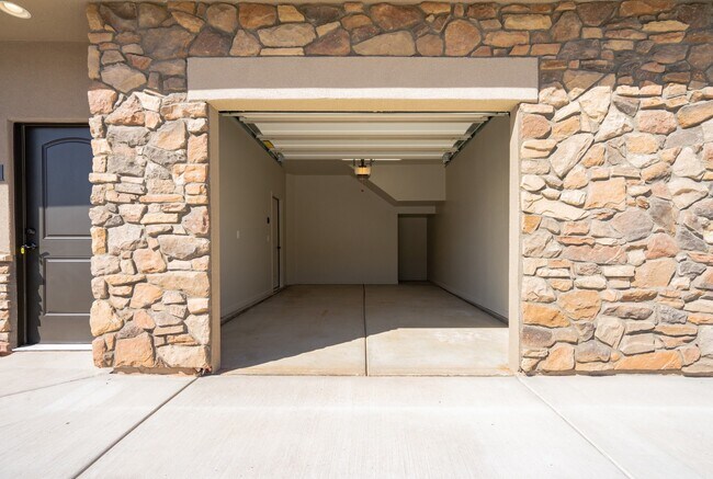 Building Photo - Comfortable Townhome Living with Pool Access