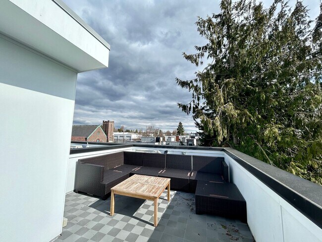Building Photo - Spacious Ballard Townhome- 2 Bedrooms with Parking